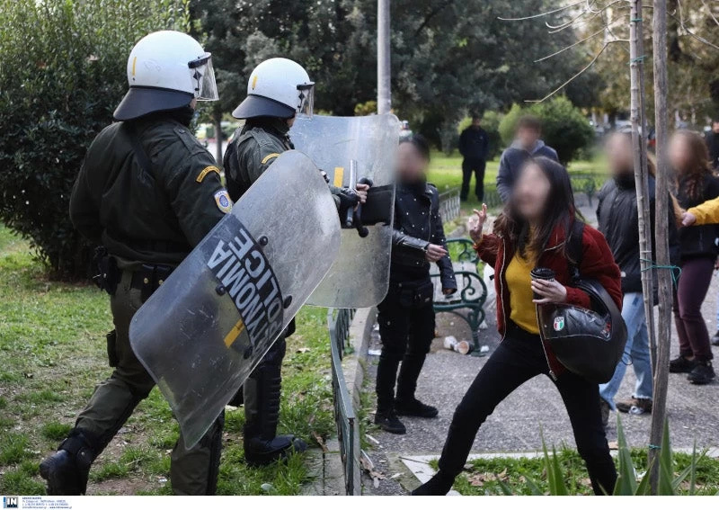 Ένταση στην Ευελπίδων για τους συλληφθέντες από το Κουκάκι – Έξι προσαγωγές (εικόνες)